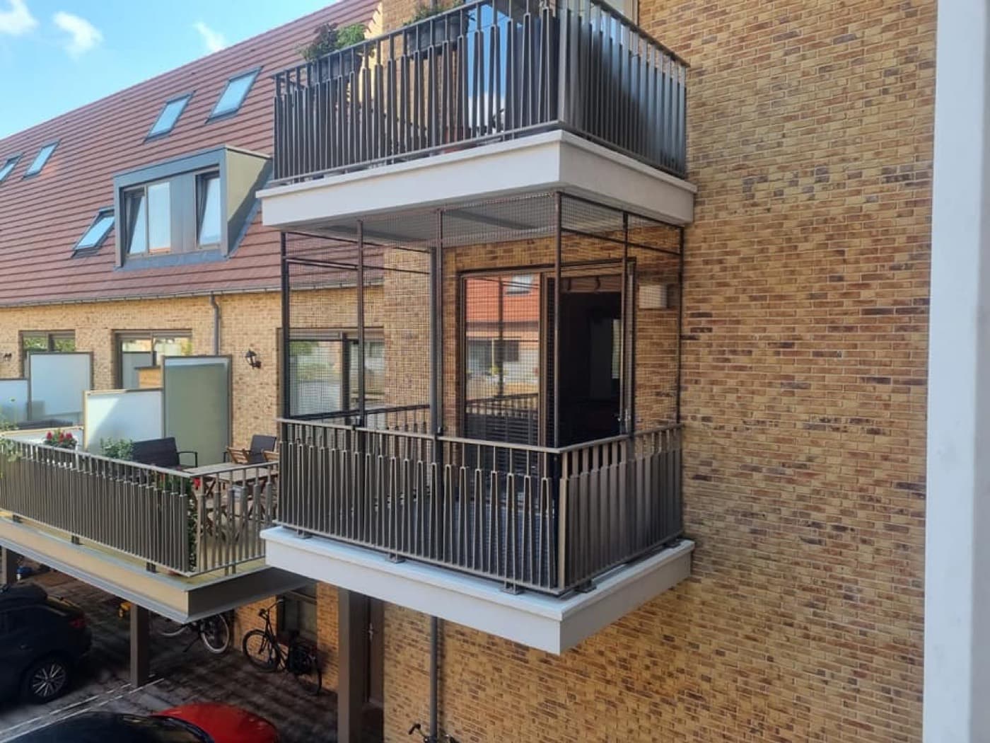Balkon met gaasafscherming van de hekrand tot het balkon erboven