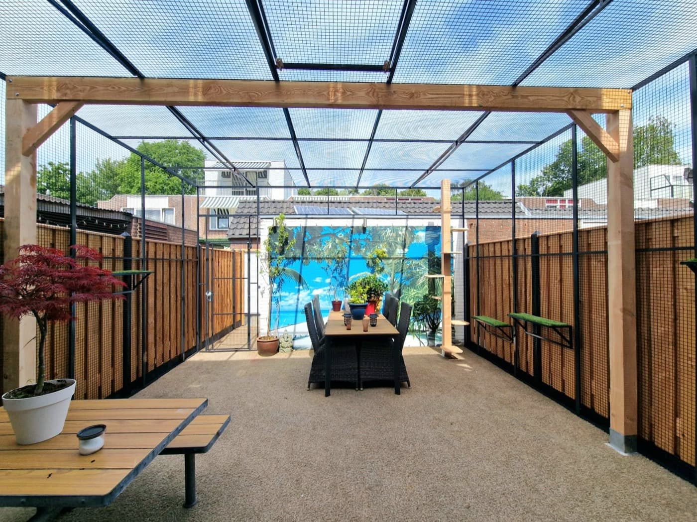 Volledig overdekte tuin met douglas-balken en zwarte gaaspanelen